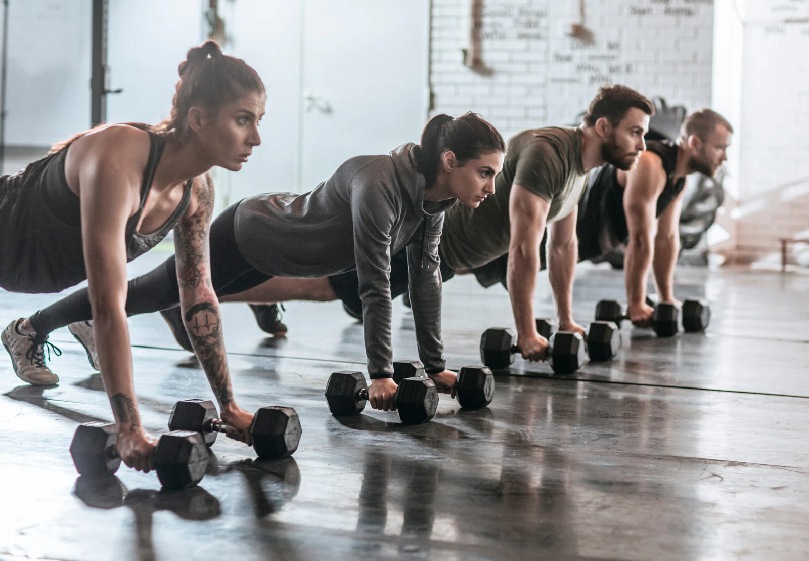 Sporters tijdens een groepstraining met dumbbells