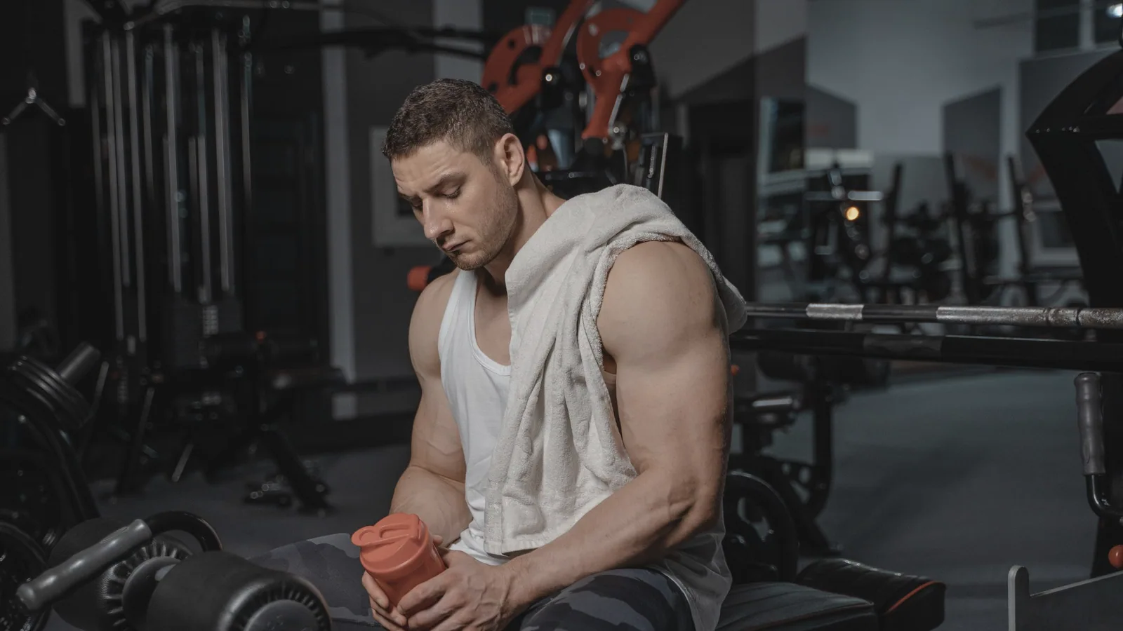 Sporter met een eiwitshaker, ter illustratie van BCAA-supplementen en sportvoeding