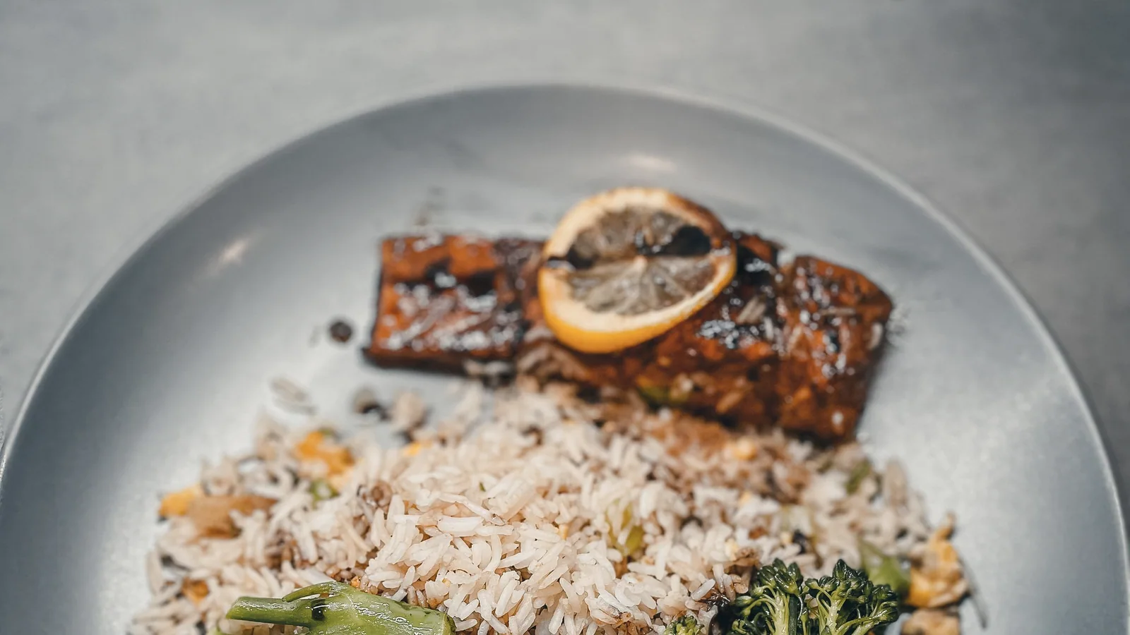 Maaltijd met zalm, rijst en broccoli als voorbeeld van een evenwichtige voeding