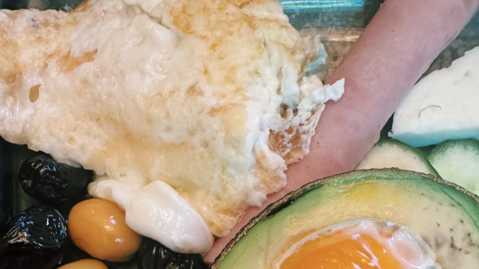 Maaltijd met eieren, avocado en groenten als voorbeeld van koolhydraatarme voeding