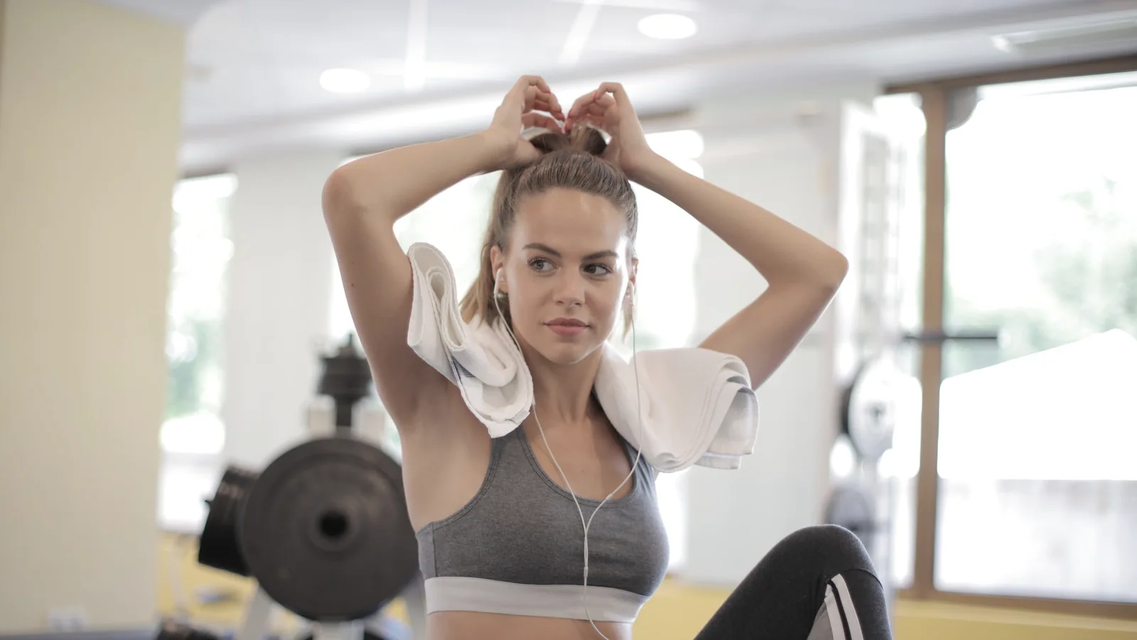 Sportster zit rustig na een training met een handdoek om haar nek